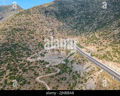 Luftpanorama über die Autobahn Moreas auf dem Artemisio-Berg. A7 beginnt westlich des Isthmus von Korinth, abzweigt von der griechischen Nationalstraße 8 Stockfoto