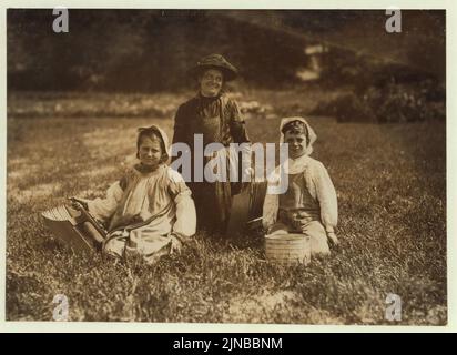 Teixiera Familie, 50 Lombardt St., New Bedford. Mary J., 11 Jahre; Manuel 10 Jahre. Mutter und diese beiden Kinder holen 40 Takte pro Tag zu 7 Cent pro Takte. Siehe Schaufeln und Eimer in Stockfoto