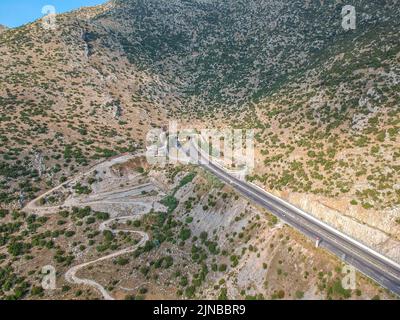 Luftpanorama über die Autobahn Moreas auf dem Artemisio-Berg. A7 beginnt westlich des Isthmus von Korinth, abzweigt von der griechischen Nationalstraße 8 Stockfoto