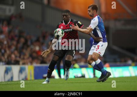 Blackburn, Großbritannien. 10.. August 2022. Josh Umerah von Hartlepool United kämpft mit Harry Pickering von Blackburn Rovers während des Carabao Cup-Spiels zwischen Blackburn Rovers und Hartlepool United am Mittwoch, 10.. August 2022, im Ewood Park, Blackburn. (Kredit: Mark Fletcher | MI News) Kredit: MI Nachrichten & Sport /Alamy Live News Stockfoto