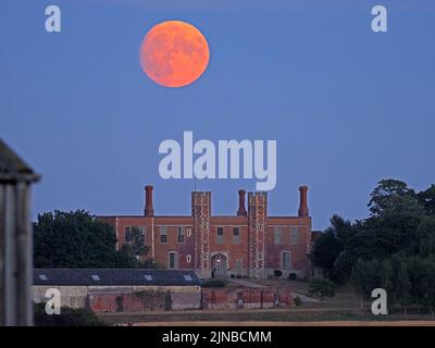 Eastchurch, Kent, Großbritannien. 10. August 2022. UK Wetter: Der fast volle Sturgeon-Mond - der letzte Supermond von 2022 - über dem historischen Shurland Hall-Torhaus in Eastchurch, Kent. Kredit: James Bell/Alamy Live Nachrichten Stockfoto