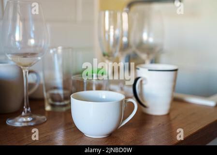 Ungewaschene, schmutzige Gerichte nach dem Urlaub. Stockfoto