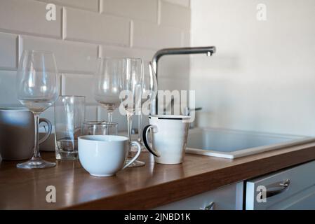 Ungewaschene, schmutzige Gerichte nach dem Urlaub. Stockfoto