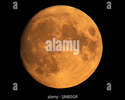 Sheerness, Kent, Großbritannien. 10. August 2022. UK Wetter: Der fast volle Sturgeon-Supermond, der über Sheerness, Kent, aufsteigt. Kredit: James Bell/Alamy Live Nachrichten Stockfoto