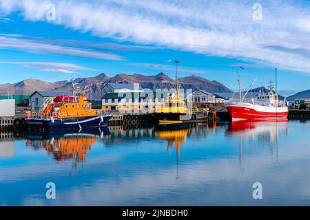 Die kleine Hafenstadt Höfn in Island mit einem herrlichen Blick auf den Gletscher im Oktober Stockfoto