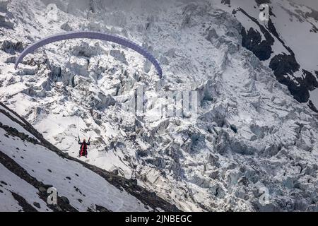 Paragliding über Glacier Bossons in Haute Savoie, Chamonix, Französische Alpen Stockfoto