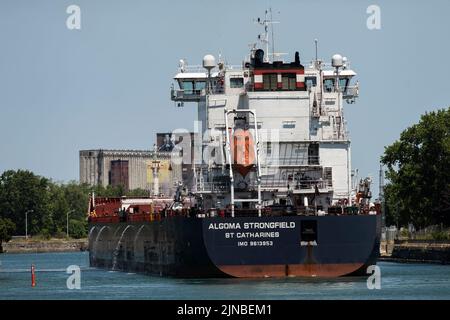 Port Colborne, Ontario, Kanada – 10. JULI 2022 – der Massengutfrachter Algoma Strongfield, der kurz nach der Räumung von Bridg auf dem Welland-Kanal abwärts fährt Stockfoto
