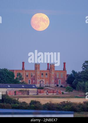 Eastchurch, Kent, Großbritannien. 10. August 2022. UK Wetter: Der fast volle Sturgeon-Mond - der letzte Supermond von 2022 - über dem historischen Shurland Hall-Torhaus in Eastchurch, Kent. Kredit: James Bell/Alamy Live Nachrichten Stockfoto