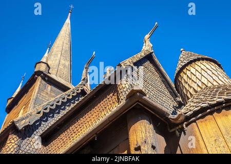 LOM Stabkirche aus Holz in Norwegen am klaren Himmel, Skandinavien Stockfoto