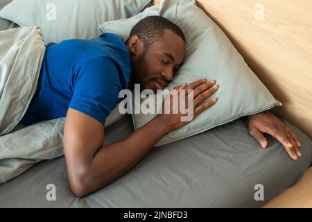 Schlafender Afroamerikanischer Mann, Der Im Schlafzimmer, Oberhalb Der Aussicht, Liegt Stockfoto