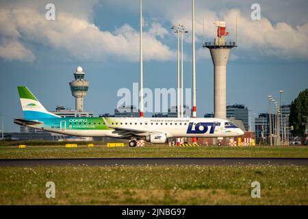 Amsterdam Shiphol Airport, Polderbaan, eine von 6 Start- und Landebahnen, Flugsicherung im Turm, Rollweg zum Start, SP-LNA, LOT - Polish Airlines Embraer ERJ-195 Stockfoto