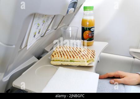 Essen und Trinken im Flugzeug. Stockfoto