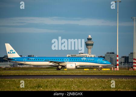 Amsterdam Shiphol Airport, Polderbaan, eine von 6 Start- und Landebahnen, Flugsicherung im Turm, auf dem Rollweg zum Start, PH-NXF, KLM Cityhopper Embraer E195-E2 Stockfoto