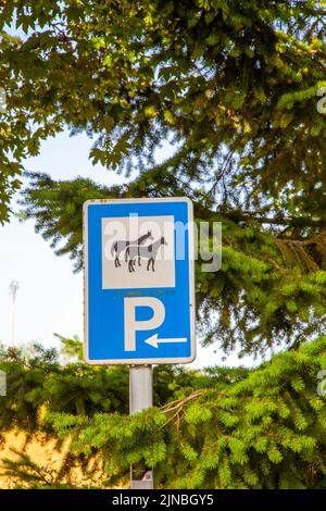 Schild mit Parkplatz für Pferde nur im spanischen Dorf Canino san Jaun de Ortega Spanien gesehen beim Wandern auf dem camino de Santiago Stockfoto