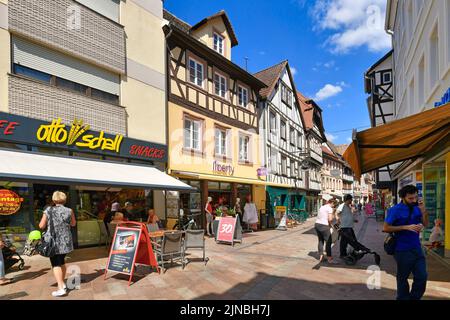 Neustadt an der Weinstraße, Deutschland - August 2022: Alte Altstadt mit kleinen Geschäften, Straßencafés und Menschen an sonnigen Tagen Stockfoto