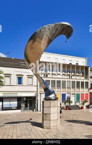 Neustadt an der Weinstraße, Deutschland - August 2022: Stahlskulptur 'Zeitraumspirale' auf dem Stadtplatz Hetzelplatz Stockfoto
