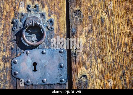 Alte Stabkirche Lom Holzschloss geschlossen, Norwegen, Skandinavien Stockfoto