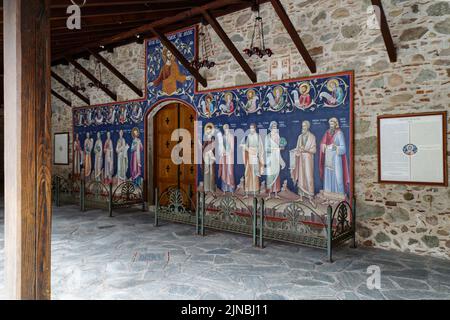 Meteore - ein Massiv aus Sandstein- und Konglomeratgestein in Zentralgriechenland am nordwestlichen Ende der Thessaly-Ebene in der Nähe der Stadt Kalambaka mit Stockfoto