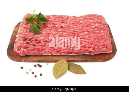 Frisches Fleisch aus Schweinefleisch und Rindfleisch, isoliert auf weißem Hintergrund. Stockfoto