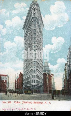 Vintage koloriertes Postkartenfoto des Flat Iron Building, das sich um 1910 an der Kreuzung von broadway und Fifth Avenue in Manhattan, New York, befindet Stockfoto