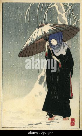 Klassisches japanisches Gemälde auf einer Postkarte einer Geisha, die einen Kimono trägt und einen Regenschirm im Schnee hält Stockfoto