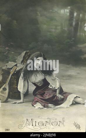 Vintage-Postkarte mit kolorierter Fotografie der Schauspielerin, die den Charakter von Mignon aus der Bühnenperformance nach Goethes Roman "Wilhelm Meister Lehrlingsleistung" um 1900 darstellt Stockfoto