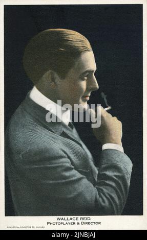 Eingefärbtes Vintage-Porträt des Schauspielers und Regisseurs Wallace Reid im Profil beim Rauchen einer Zigarette um 1920s Stockfoto