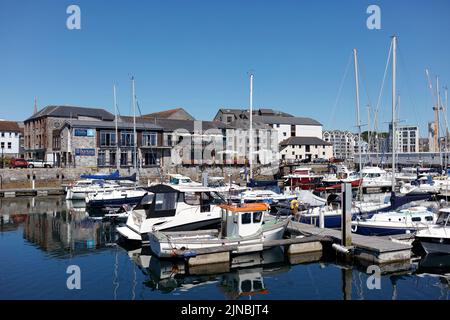 Plymouth, Devon, Großbritannien. 10.. August 2022. Ein sonniger, heißer Sommertag im Barbican in Plymouth. Viele Boote legen am Hafen von Sutton an. Stockfoto