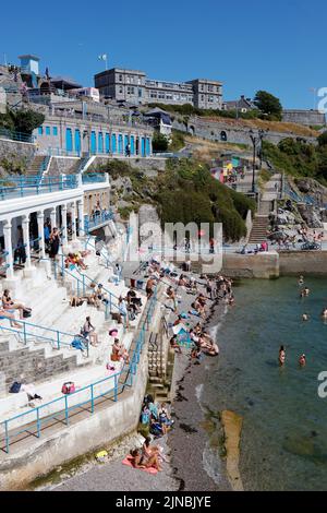 Plymouth, Devon, Großbritannien. 10.. August 2022. Ein sonniger, heißer Sommertag im Hoe in Plymouth. Viele Urlauber sonnen sich und kühlen sich im Wasser ab Stockfoto