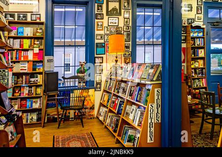 Square Books ist oben in der Southern Studies Sektion, 31. Mai 2015, in Oxford, Mississippi, abgebildet. Stockfoto