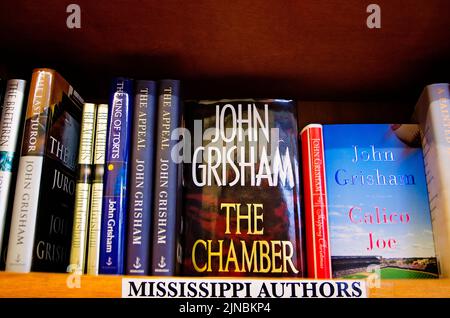 Die Bücher des Mississippi-Autors John Grisham füllen die Regale bei Square Books, 31. Mai 2015, in Oxford, Mississippi. Stockfoto