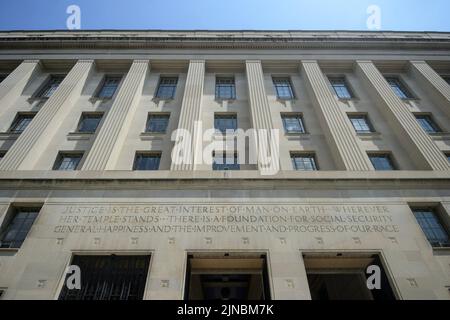 Washington, Usa. 10. August 2022. Das Gebäude des Justizministeriums wird am Mittwoch, den 10. August 2022, in Washington, DC gezeigt. Das FBI hat am 9. August 2022 einen Durchsuchungsbefehl über das Haus des ehemaligen Präsidenten Donald Trump in Mar-a-Lago in Palm Beach, Florida, ausgeführt, der angeblich nach geheimen Dokumenten suchte, die möglicherweise dem Weißen Haus entnommen wurden, als Trump 2021 sein Amt verließ. Foto von Bonnie Cash/UPI Credit: UPI/Alamy Live News Stockfoto