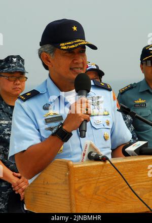 Tentara National Indonesia Surgeon General Marseille Muda Mariono liefert Bemerkungen während einer Media Availability Tour - 4772945558 Stockfoto