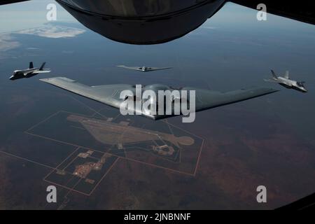 Amberley, Australien. 18. Juli 2022. Die strategischen Bomber der US Air Force B-2 Spirit nähern sich mit dem Bombenflügel 509. einem KC-135-Tanker, um während der Übung Koolendong 22, 18. Juli 2022 über Australien, von Royal Australian Air Force-Kampfflugzeugen begleitet, wieder zu tanken. Kredit: TSgt. Dylan Nuckolls/US Air Force/Alamy Live News Stockfoto