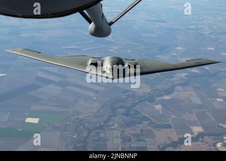 Amberley, Australien. 18. Juli 2022. Die strategischen Bomber der US Air Force B-2 Spirit nähern sich mit dem Bombenflügel 509. einem KC-135-Tanker, um während der Übung Koolendong 22, 18. Juli 2022 über Australien, von Royal Australian Air Force-Kampfflugzeugen begleitet, wieder zu tanken. Kredit: TSgt. Dylan Nuckolls/US Air Force/Alamy Live News Stockfoto