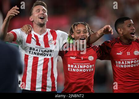 EINDHOVEN - (lr), Luuk de Jong vom PSV, Xavi Simons vom PSV, Savio Moreira De Oliveira vom PSV während des dritten Qualifikationsrunden-Spiels der UEFA Champions League zwischen dem PSV Eindhoven und AS Monaco am 9. August 2022 im Phillips-Stadion in Eindhoven, Niederlande. ANP | Dutch Height | JEROEN PUTMANS Stockfoto