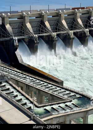 John Day Lock & Dam liegt 216 Meilen flussaufwärts von der Mündung des Columbia River in der Nähe der Stadt Rufus, Oregon. Der Bau von John Day Lock & Dam wurde 1968 abgeschlossen und 1971 fertiggestellt. Das Projekt, das aus einer Schiffssicherung, einem Überlauf, einem Kraftpaket und einer Fischpassanlage besteht, ist für die Schifffahrt und die Stromerzeugung aus Wasserkraft zugelassen. Entlang des Umatilla-Sees und des John Day River stehen verschiedene Freizeiteinrichtungen zur Verfügung. Stockfoto