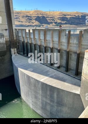 John Day Lock & Dam liegt 216 Meilen flussaufwärts von der Mündung des Columbia River in der Nähe der Stadt Rufus, Oregon. Der Bau von John Day Lock & Dam wurde 1968 abgeschlossen und 1971 fertiggestellt. Das Projekt, das aus einer Schiffssicherung, einem Überlauf, einem Kraftpaket und einer Fischpassanlage besteht, ist für die Schifffahrt und die Stromerzeugung aus Wasserkraft zugelassen. Entlang des Umatilla-Sees und des John Day River stehen verschiedene Freizeiteinrichtungen zur Verfügung. Stockfoto