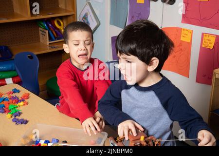 Bildung Vorschule Kinderbetreuung 3 Jahre alt zwei Jungen Konflikt über Spielzeug Konflikt Lösung Serie # Stockfoto