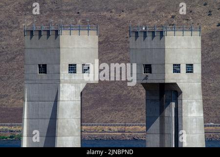 John Day Lock & Dam liegt 216 Meilen flussaufwärts von der Mündung des Columbia River in der Nähe der Stadt Rufus, Oregon. Der Bau von John Day Lock & Dam wurde 1968 abgeschlossen und 1971 fertiggestellt. Das Projekt, das aus einer Schiffssicherung, einem Überlauf, einem Kraftpaket und einer Fischpassanlage besteht, ist für die Schifffahrt und die Stromerzeugung aus Wasserkraft zugelassen. Entlang des Umatilla-Sees und des John Day River stehen verschiedene Freizeiteinrichtungen zur Verfügung. Stockfoto