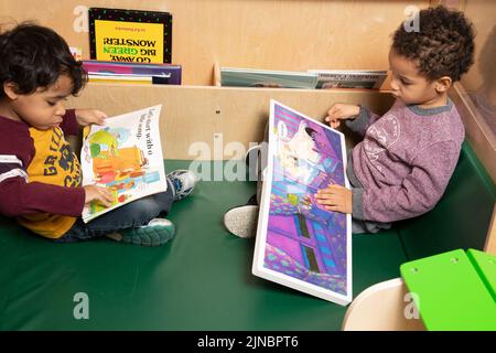 Bildung Vorschule Kinderbetreuung 4-Jährige zwei Jungen beim Betrachten von Bilderbüchern Stockfoto