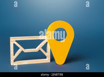 Umschlag und gelbes Positionssymbol. Lieferung von Korrespondenz und Dokumenten. Kommunikation, E-Mail-Newsletter. Sicherheit und Vertraulichkeit. Senden Stockfoto