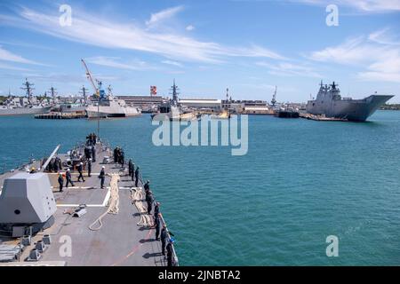 220711-N-UJ411-1068 PEARL HARBOR (11. Juli 2022) Matrosen befahren die Schienen des Lenkflugkörper-Zerstörers USS Spruance (DDG 111) der Arleigh Burke-Klasse, während das Schiff von der Joint Base Pearl Harbor-Hickam aus auf den Weg kommt. Die Abraham Lincoln Carrier Strike Group führt derzeit Routineoperationen in der US 3.-Flotte durch. (USA Navy Foto von Mass Communication Specialist 3. Class Taylor Crenshaw) Stockfoto