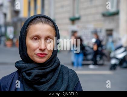 Reife Frau mit Baskenmütze Stockfoto