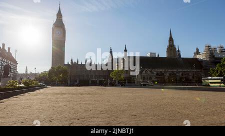 Heute Morgen wird auf dem Parliament Square Gras ausgetrockelt. Großbritannien erlebt derzeit trockenes Wetter. Bild aufgenommen am 4.. August 2022. © Belinda Jiao Stockfoto