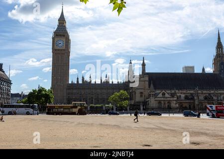 Heute Morgen wird auf dem Parliament Square Gras ausgetrockelt. Großbritannien erlebt derzeit trockenes Wetter. Bild aufgenommen am 4.. August 2022. © Belinda Jiao Stockfoto