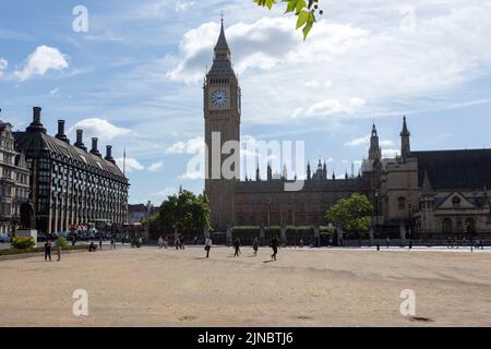 Heute Morgen wird auf dem Parliament Square Gras ausgetrockelt. Großbritannien erlebt derzeit trockenes Wetter. Bild aufgenommen am 4.. August 2022. © Belinda Jiao Stockfoto