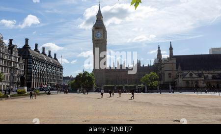 Heute Morgen wird auf dem Parliament Square Gras ausgetrockelt. Großbritannien erlebt derzeit trockenes Wetter. Bild aufgenommen am 4.. August 2022. © Belinda Jiao Stockfoto