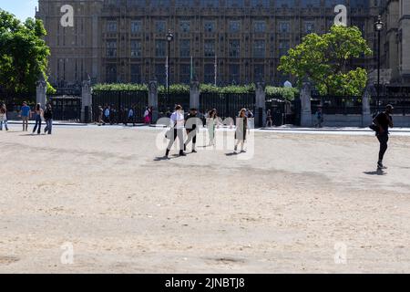 Heute Morgen wird auf dem Parliament Square Gras ausgetrockelt. Großbritannien erlebt derzeit trockenes Wetter. Bild aufgenommen am 4.. August 2022. © Belinda Jiao Stockfoto