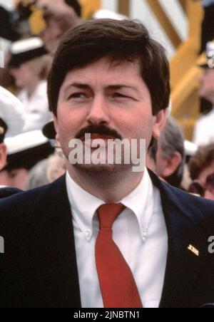 Terry Branstad nimmt an der Wiederinbetriebnahme-Zeremonie für die USS Iowa, 28. April 1984, Teil Stockfoto